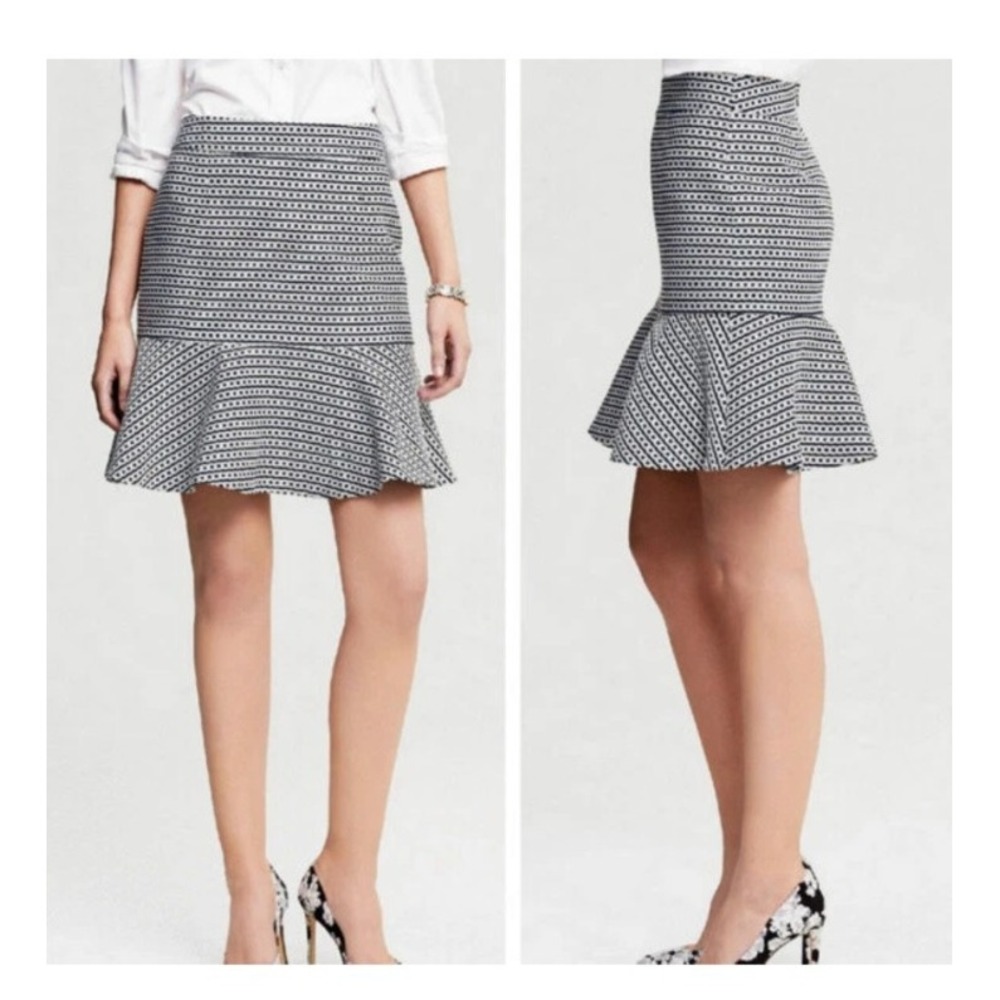 Banana Republic Women's Chain Print Flounce Mini Skirt Back Zip Lined Size 8